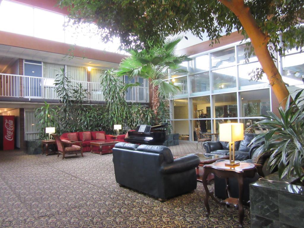 Atrium Hotel & Conference Center Hutchinson Ngoại thất bức ảnh